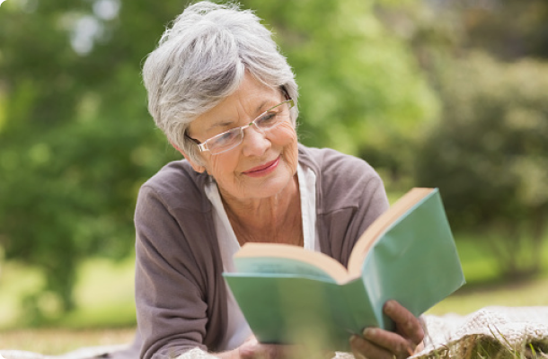 mujer leyendo un libro en una cómoda residencia
